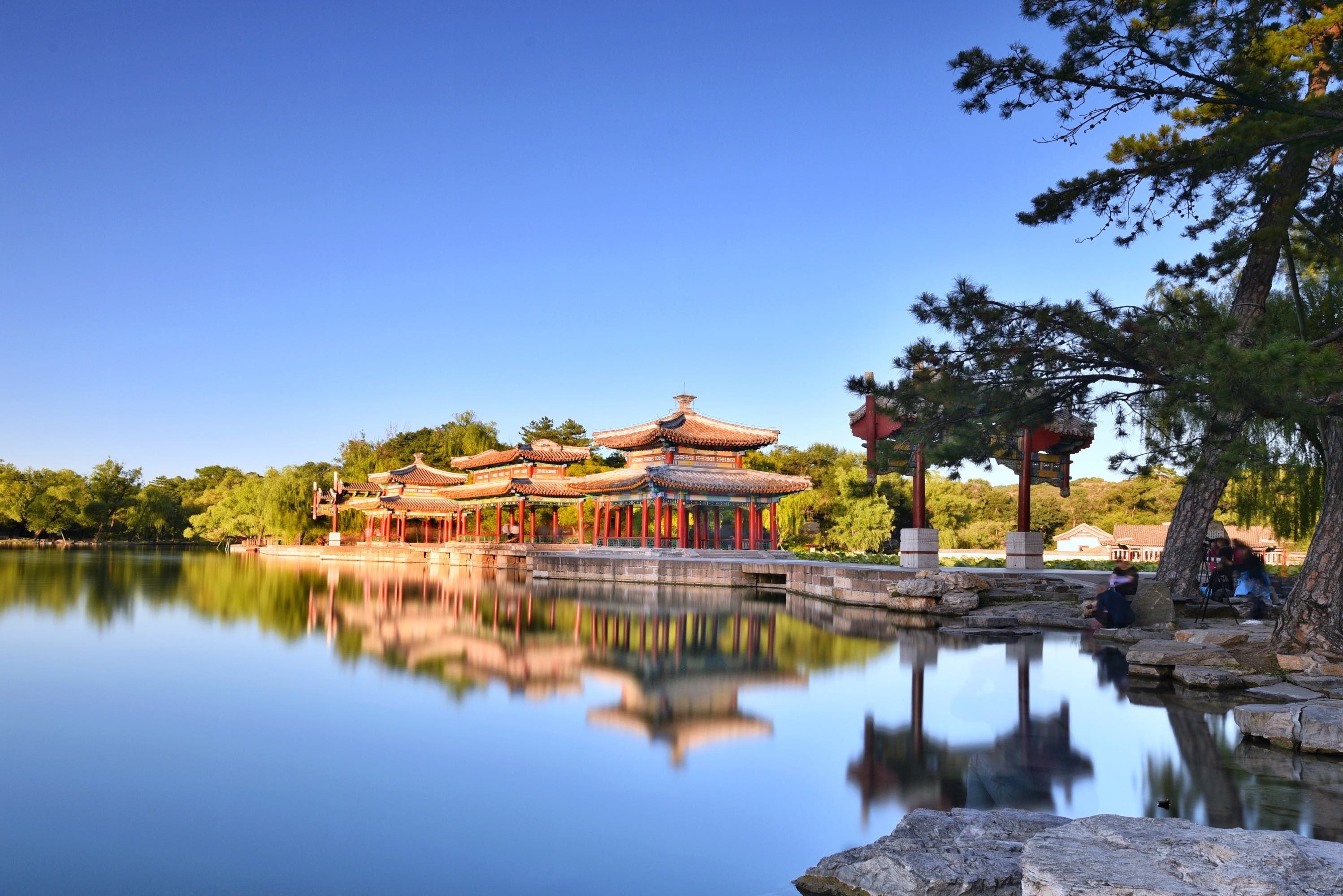 俯瞰山庄湖区全景,得名于"南朝四百八十寺,多少楼台烟雨中"的烟雨楼
